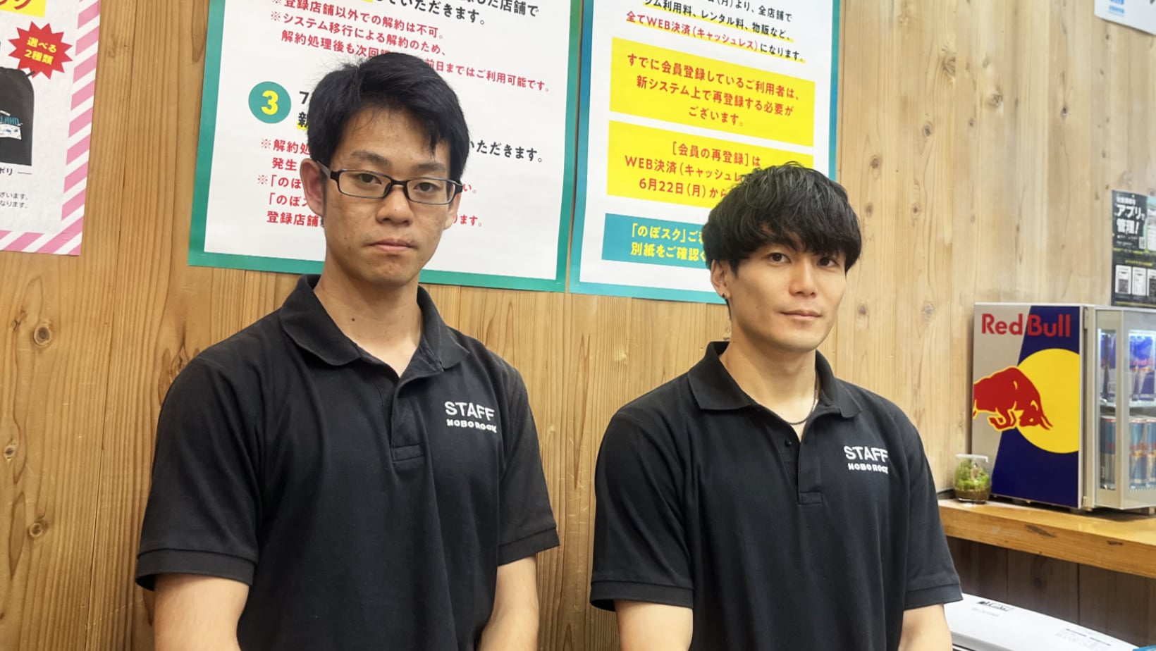 NOBOROCK 渋谷店の受付前に並んで立つスタッフのお二人